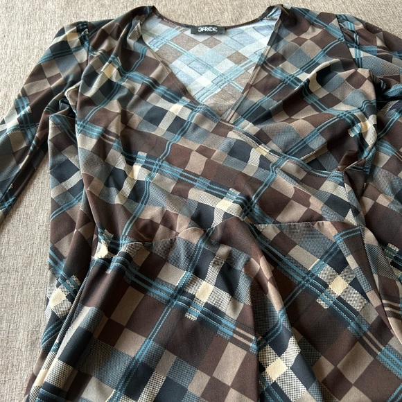 Fashion forward wrap dress style - Picture 3 of 6